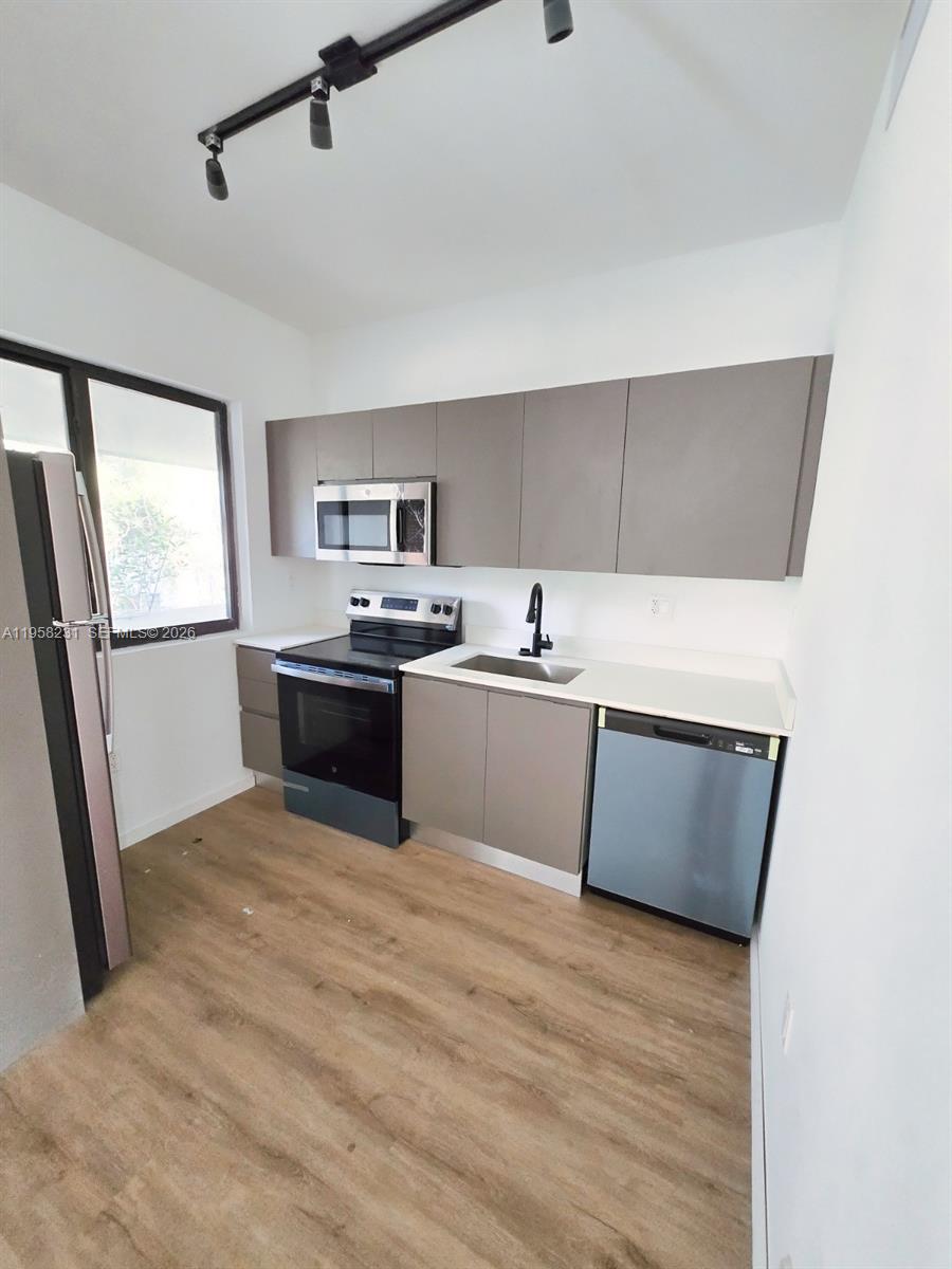 DE LEON PARK - Residential Lease