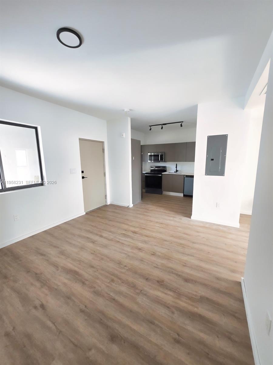 DE LEON PARK - Residential Lease