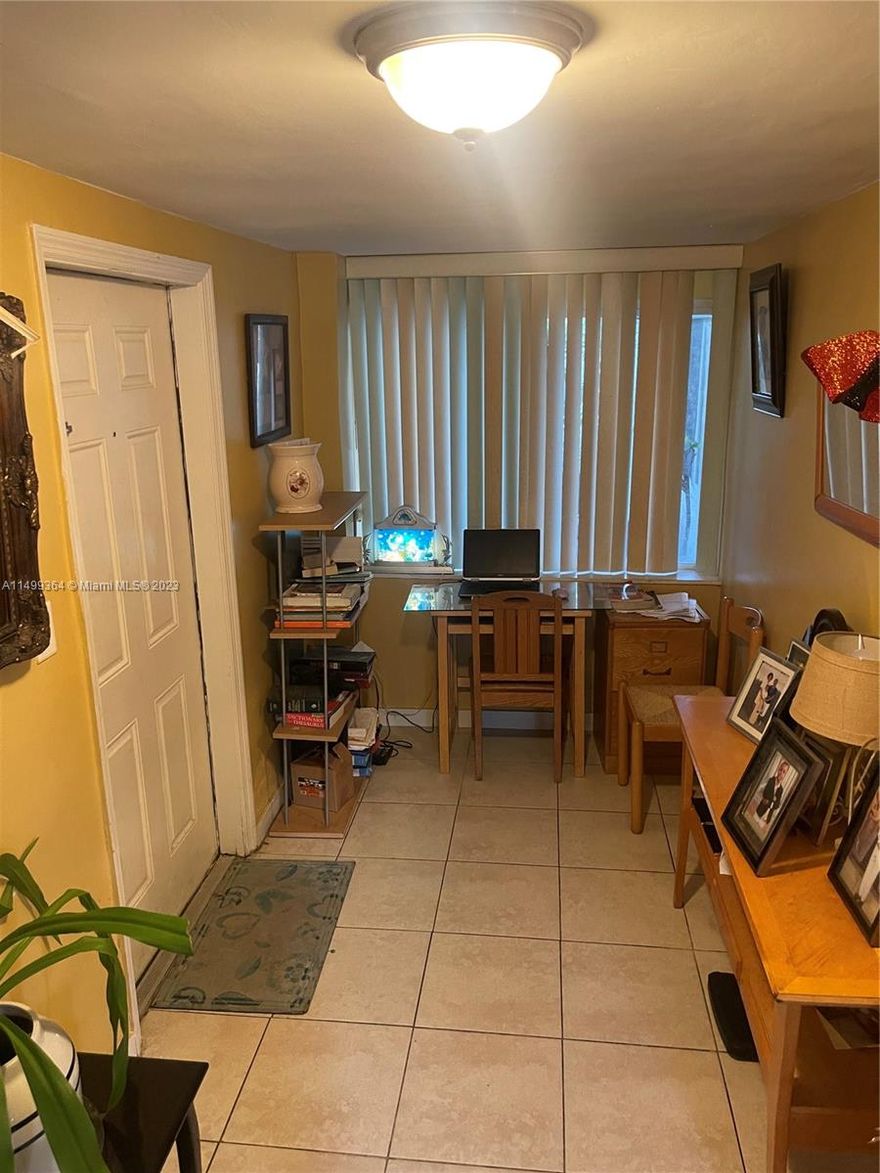 Cozy 3 bedrooms and 1 bathroom, brand new aluminum roof, updated kitchen and large backyard with open patio.
Home located NMB 5 mins from Biscayne and near Aventura mall. Perfect for entertaining!