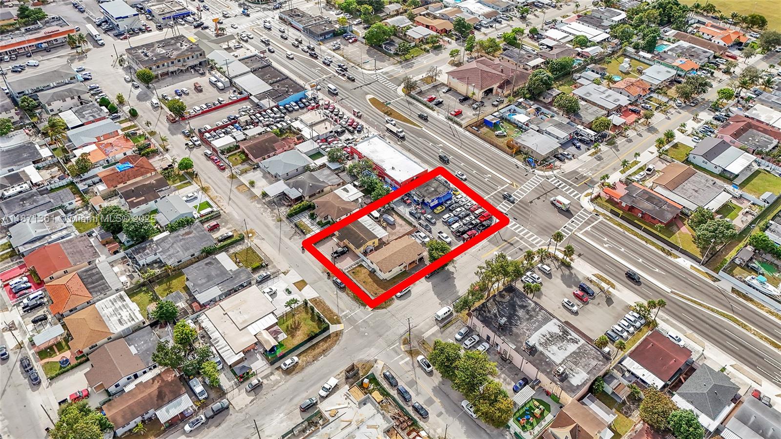 Main image without alt text