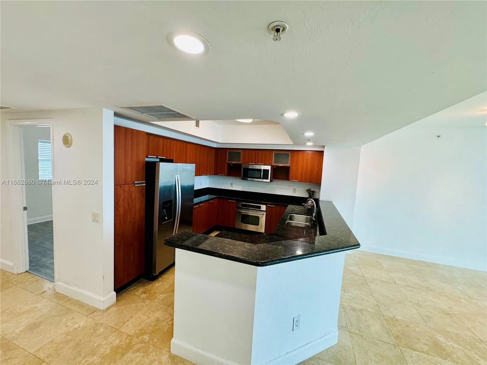 North Miami, Florida 33181, United States, 2 Bedrooms Bedrooms, ,3 BathroomsBathrooms,Residential,Pending,42832