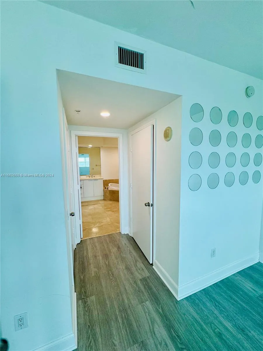 North Miami, Florida 33181, United States, 2 Bedrooms Bedrooms, ,3 BathroomsBathrooms,Residential,Pending,42832