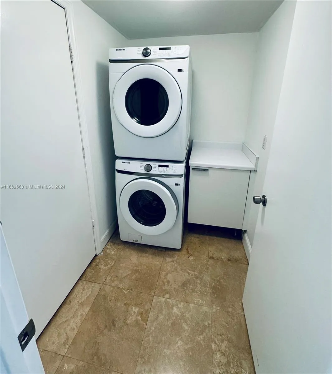 North Miami, Florida 33181, United States, 2 Bedrooms Bedrooms, ,3 BathroomsBathrooms,Residential,Pending,42832