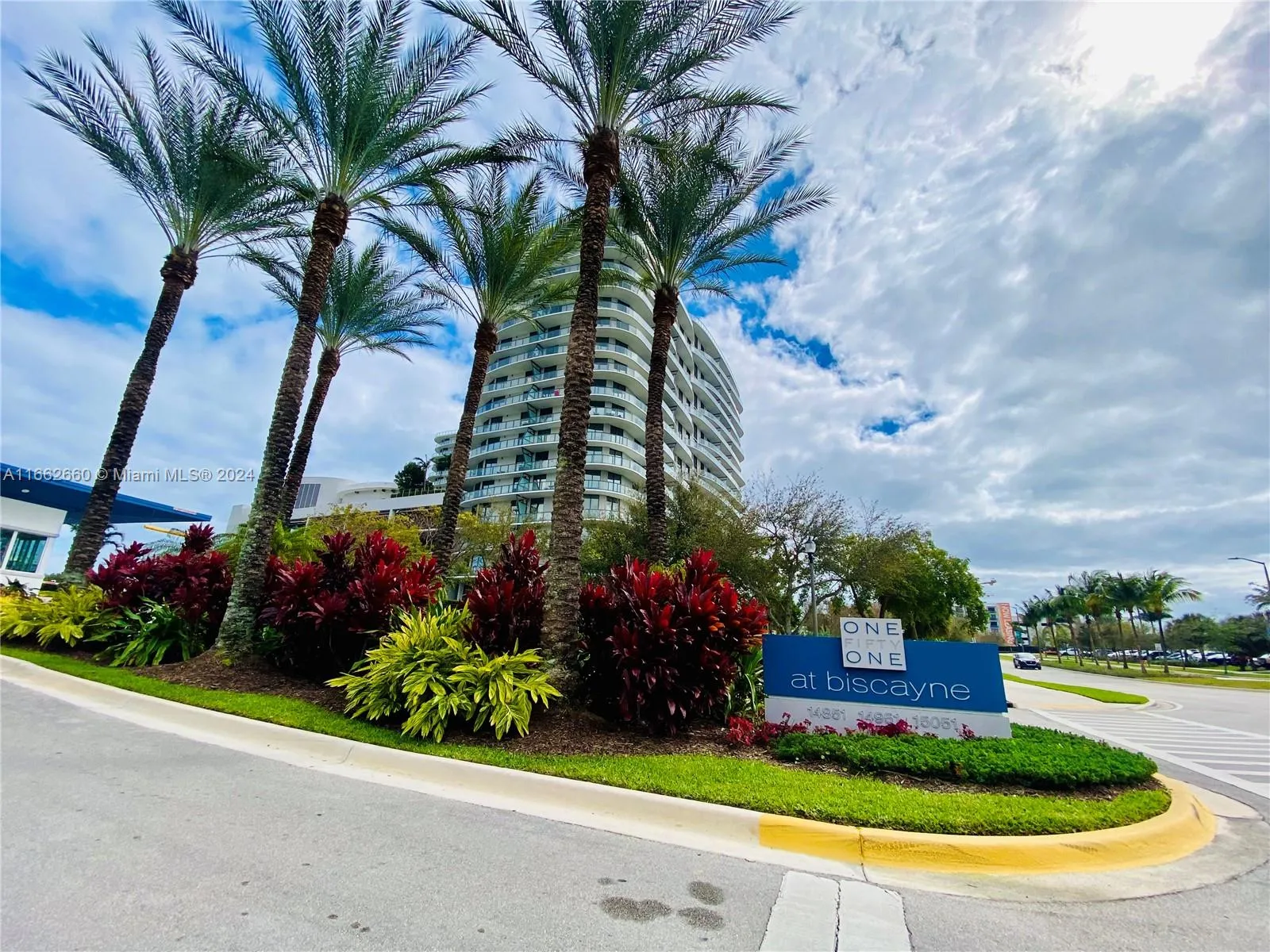 North Miami, Florida 33181, United States, 2 Bedrooms Bedrooms, ,3 BathroomsBathrooms,Residential,Pending,42832