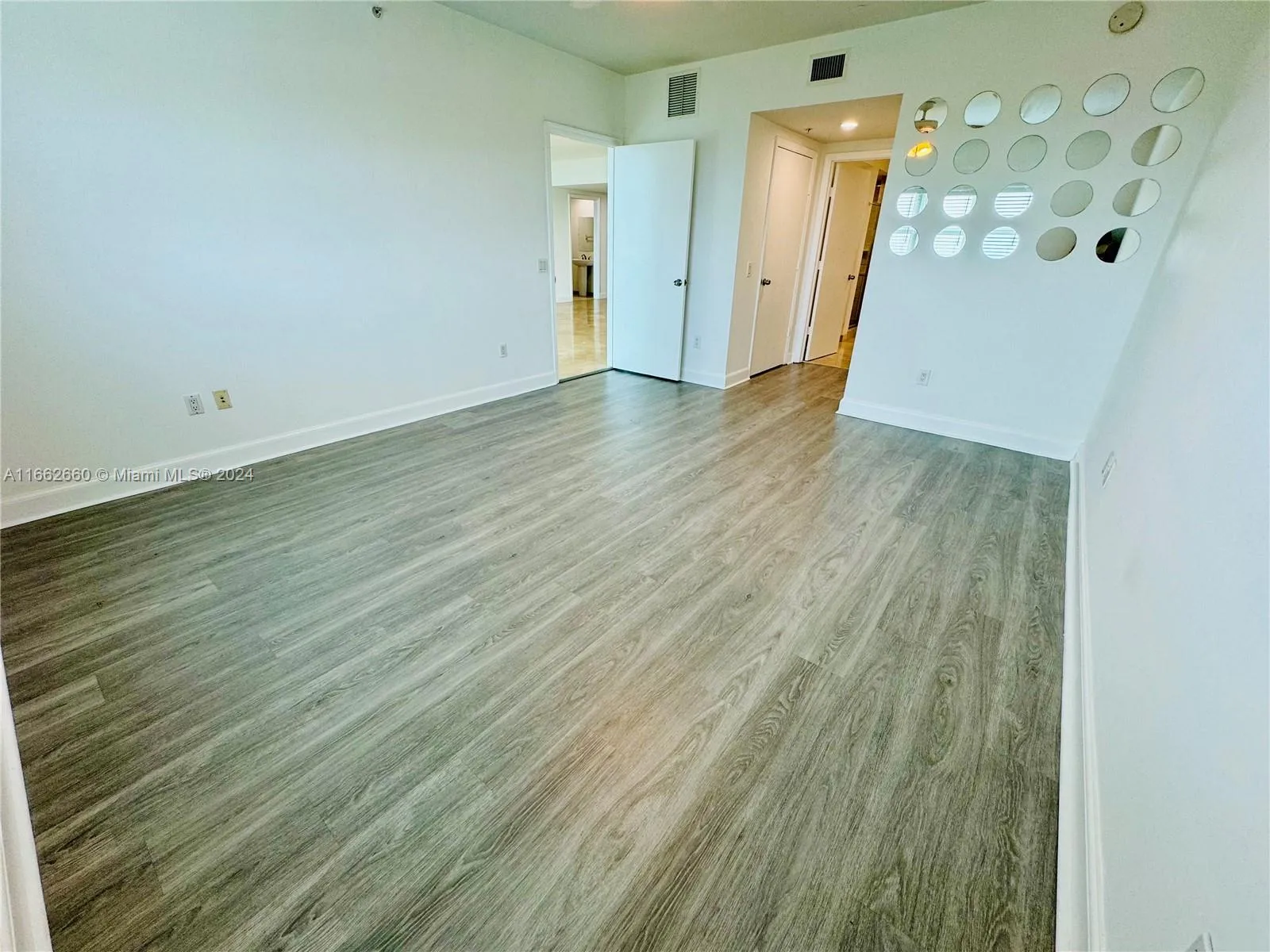 North Miami, Florida 33181, United States, 2 Bedrooms Bedrooms, ,3 BathroomsBathrooms,Residential,Pending,42832