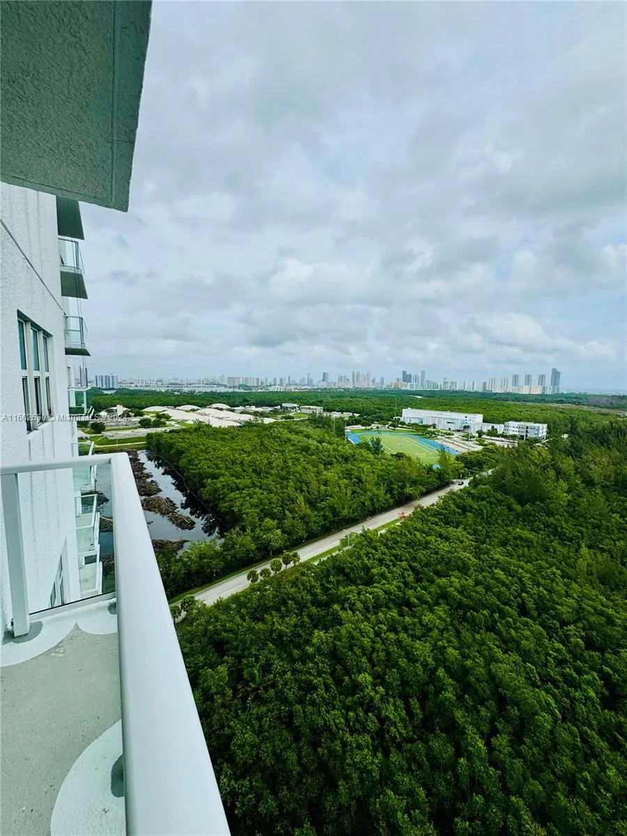 North Miami, Florida 33181, United States, 2 Bedrooms Bedrooms, ,3 BathroomsBathrooms,Residential,Pending,42832