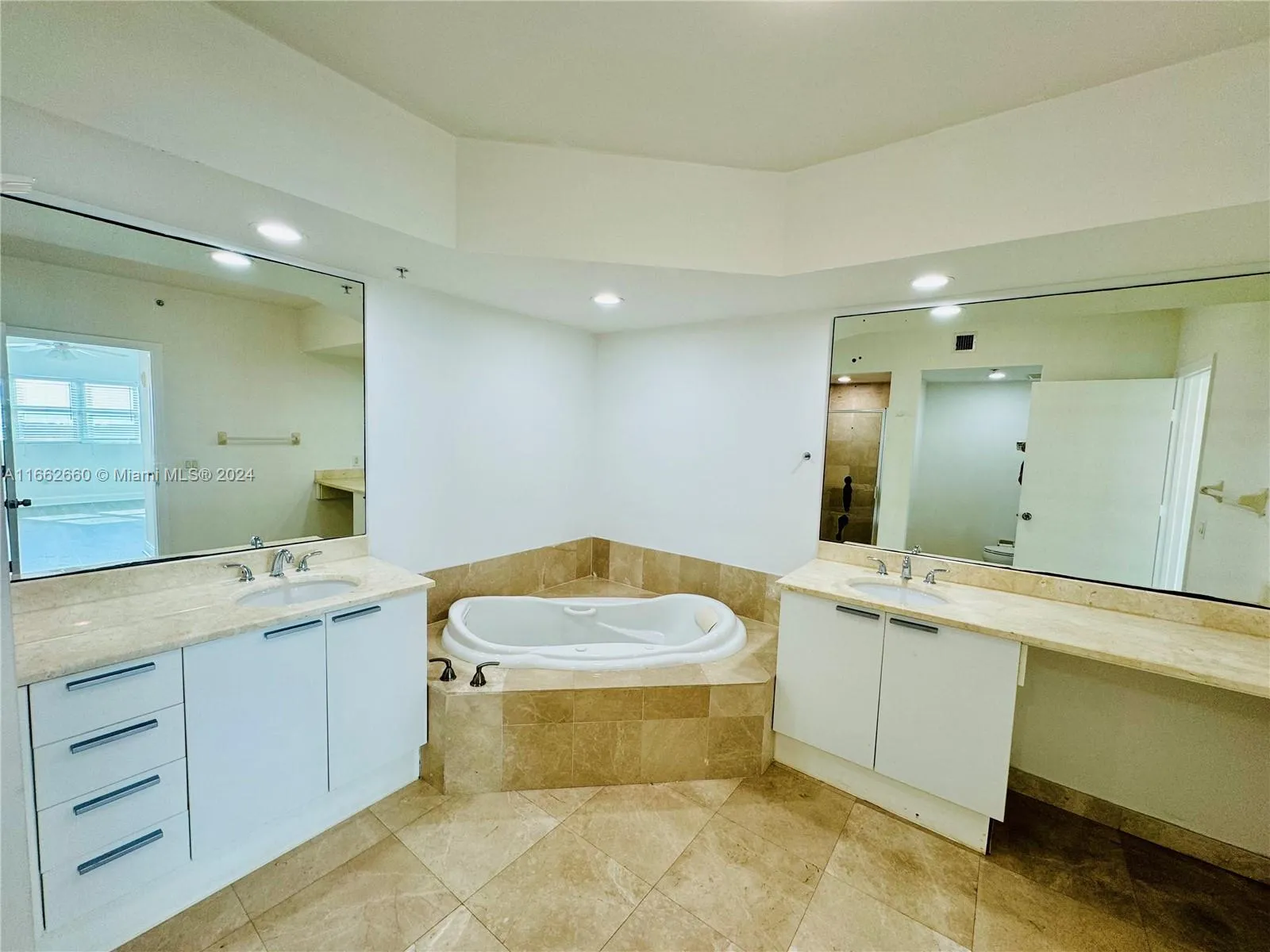 North Miami, Florida 33181, United States, 2 Bedrooms Bedrooms, ,3 BathroomsBathrooms,Residential,Pending,42832