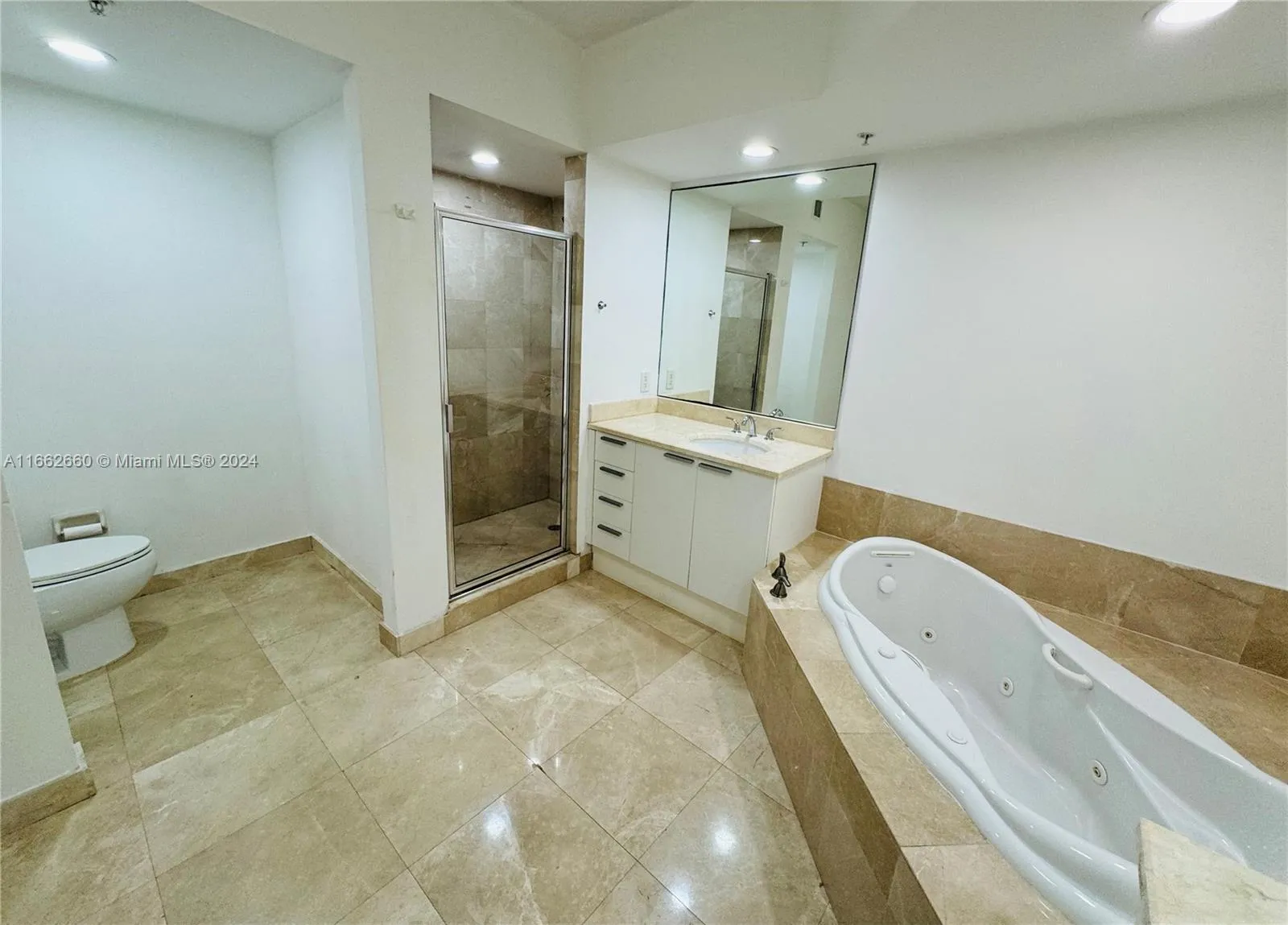 North Miami, Florida 33181, United States, 2 Bedrooms Bedrooms, ,3 BathroomsBathrooms,Residential,Pending,42832