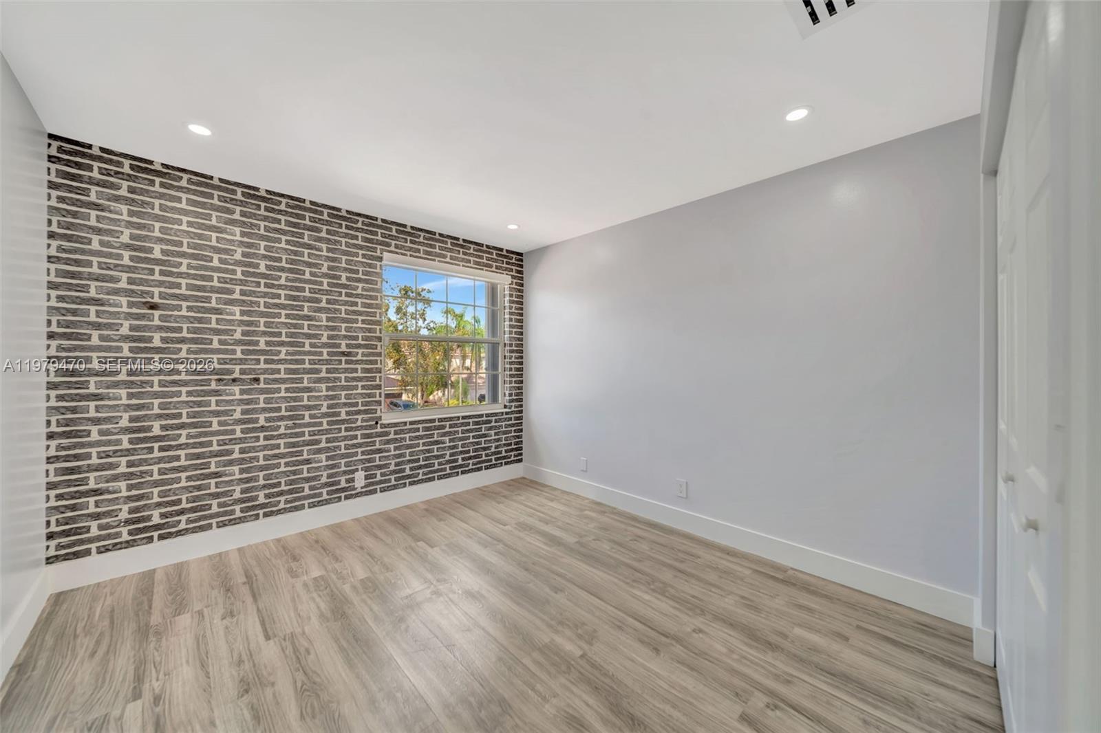 SILVER SHORES - Residential