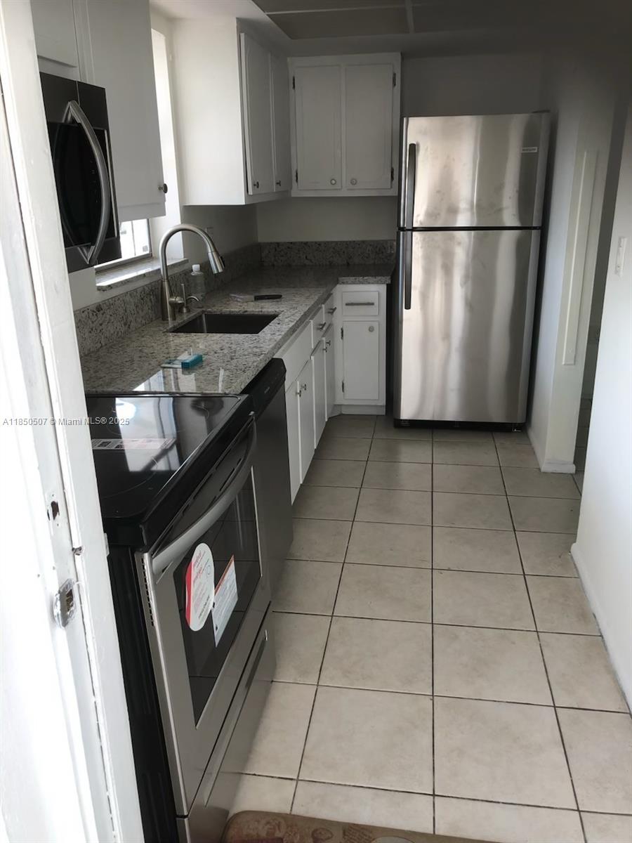 LARGE 1/1 UNIT LOCATION ONE BLOCK FROM DADELAND MALL. LARGE LIVING ROOM WITH BALCONY. TILED THROUGHTOUT, LARGE CLOSET SPACE. GREAT LOCATION STEPS AWAY FROM THE DADELAND STATION, METRO RAIL AND PEDESTRIAN BRIDGE TO MULTIPLE SHOPPING AREAS.