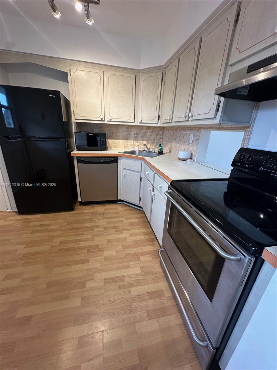 THIRD HORIZONS CONDO - Residential