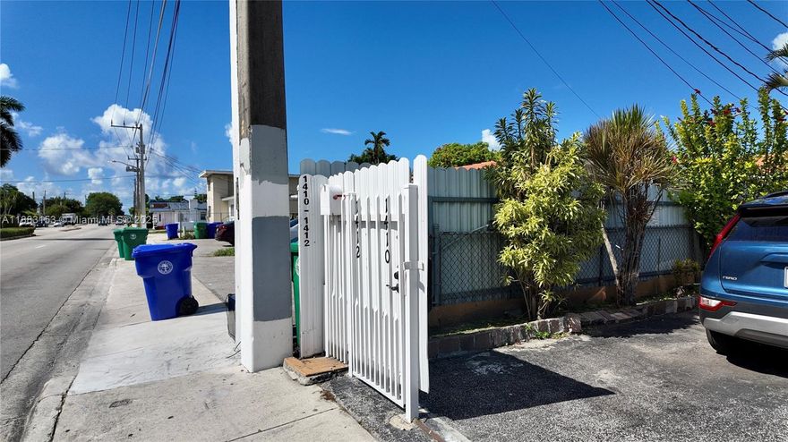 Exceptional investment opportunity in the heart of Miami! This spacious duplex is income-generating and ideally situated in a rapidly growing area surrounded by multiple new construction projects. With strong rental potential and ample living space, this property is perfect for investors looking to maximize returns while owning in one of Miami’s most desirable and evolving neighborhoods. Don’t miss out on securing a high-demand property with long-term upside and immediate income potential!