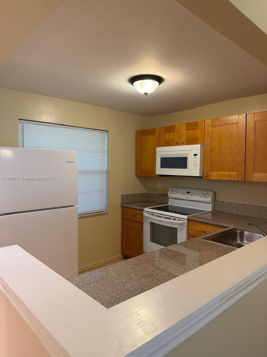 CHARMING AND SPACIOUS UNIT 1 BEDROOM 1.5 BATHS 721SQFT COMFORTABLE LIVING SPACE ,SCREENING PATIO ,WASHER AND DRYER MACHINE IN THE UNIT,ASSIGNED PARKING WITH AMPLE GUEST SPACES,CLUB HOUSE,TENNIS AND BASKETBALL COURTS, STANDARD AND OLYMPIC-SIZE POOLS . GATED COMMUNITY,CABLE AND INTERNET ARE INCLUDED ,MINUTES FROM OAKLAND PARK BLVD'S SHOPPING AND DINING. EASY TO SHOW, VACANT , CALL LISTING AGENT FOR LOCBOX COMBINATION