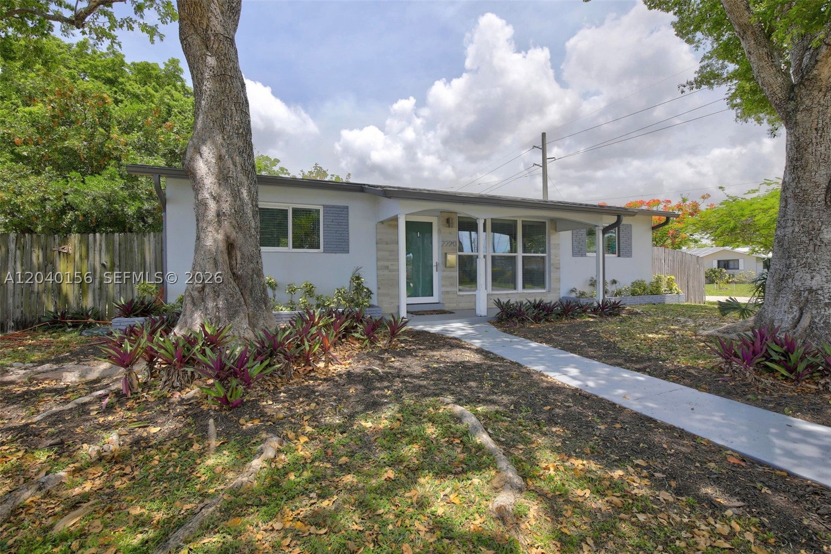 2220 N 40th Ave