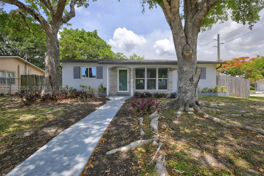Photo of 2220 N 40th Ave, Hollywood, FL 33021 (MLS # A12040156)