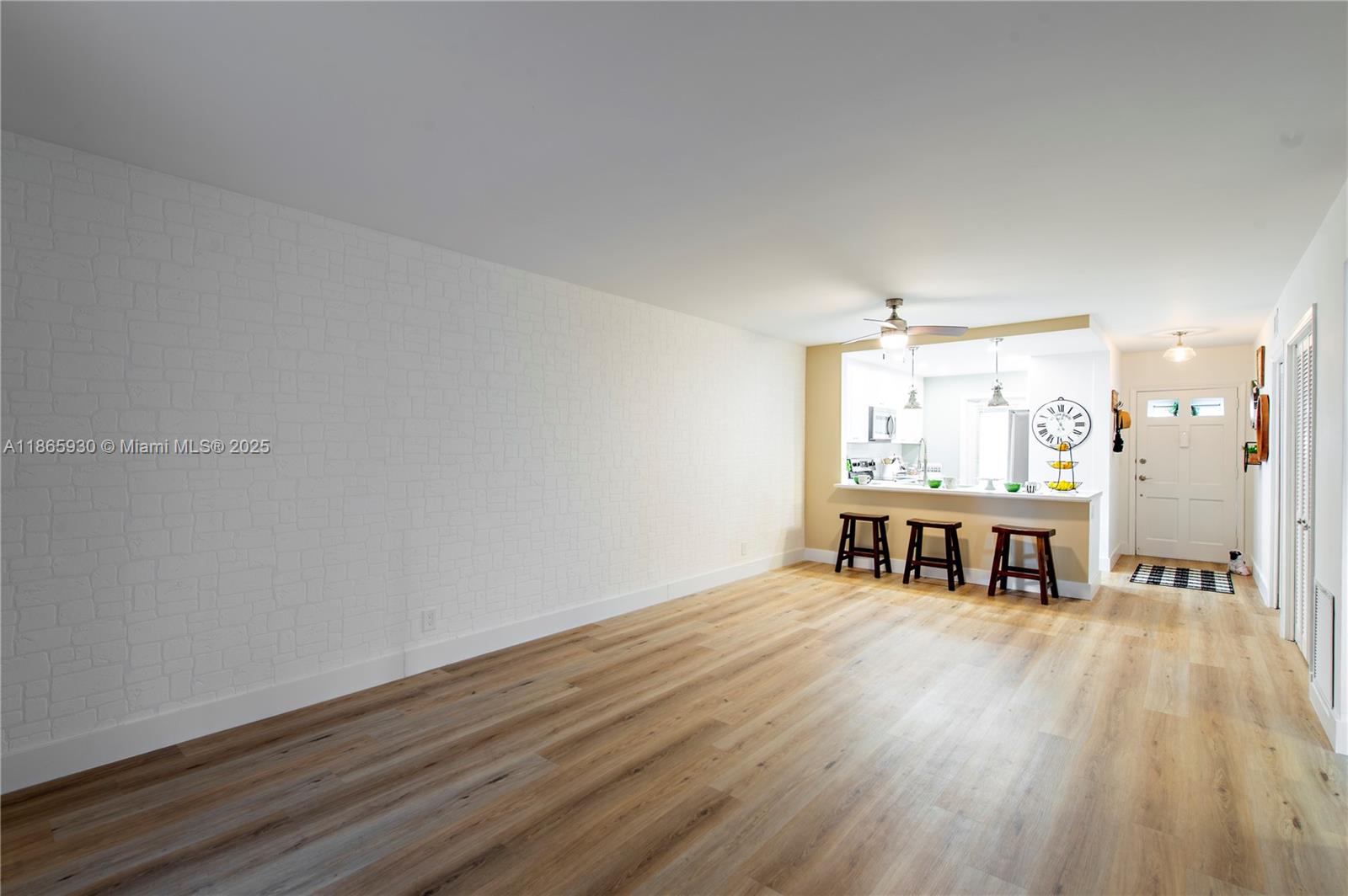 1100 Pine Dr 105