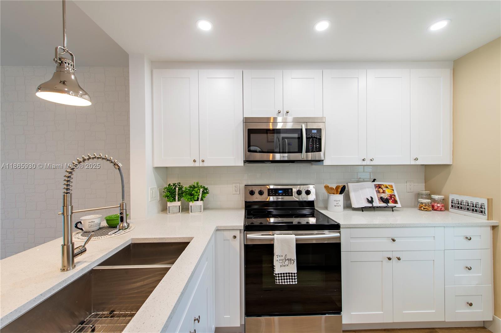 1100 Pine Dr 105