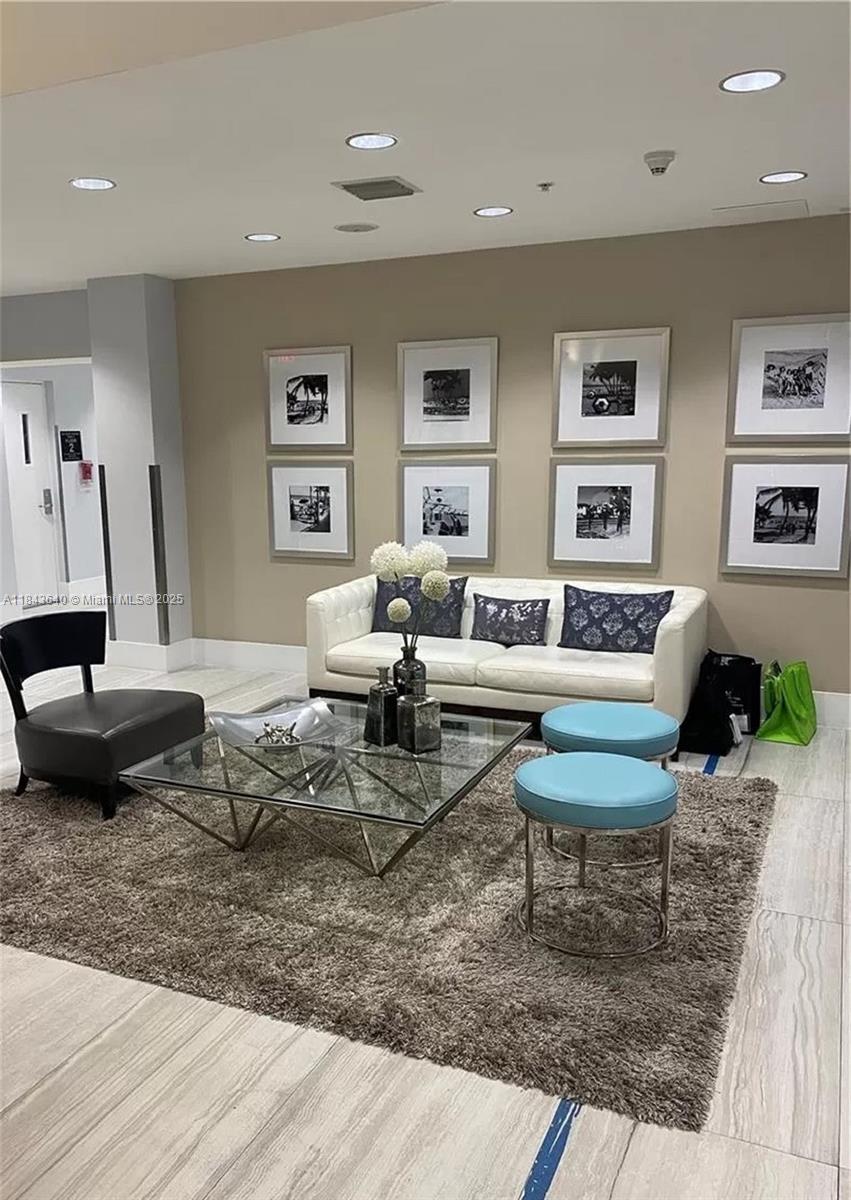 TERRAZAS RIVERPARK VILLAG - Residential Lease