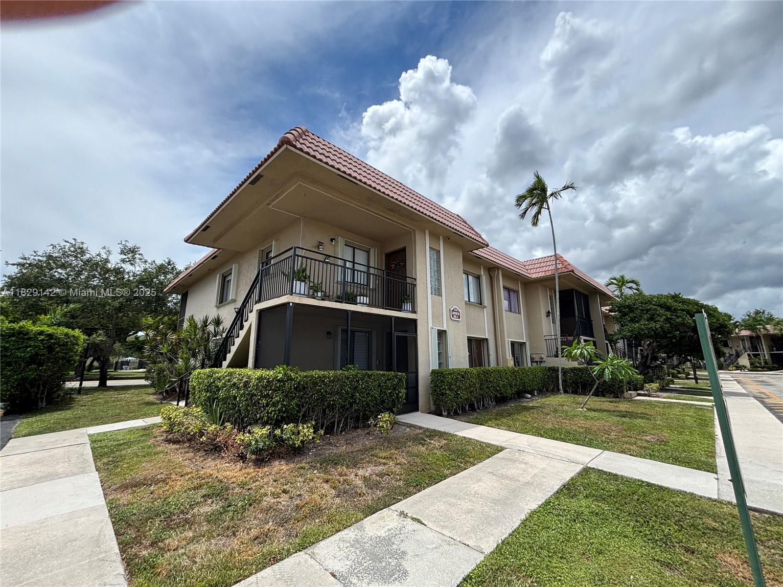 EXCELLENT OPPORTUNITY IN WESTON, THIS BEAUTIFUL AND BRIGHT APARTMENT FEATURES TWO BEDROOMS AND TWO MODERN BATHROOMS. ENJOY THE CONVENIENCE OF AN IN- UNIT WASHER AND DRYER, ALONG WITH BRAND-NEW APPLIANCES.
ADDITIONAL STORAGE SPACE IS AVAILABLE.
DON'T MISS OUT ON THIS FANTASTIC OPPORTUNITY