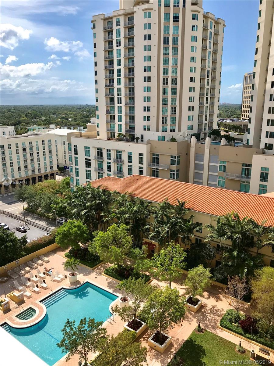 Beautiful unit with espectacular views from bedroom and balcony in the Downtown Dadeland area. Excellent amenities, heated swimming pool, clubhouse, fitness center, concierge services and much more. Across from Dadeland mall. Restaurants, shops and metro rail station in your foots steeps. Highway entry point to facilitate your commute. Only minutes from UM.