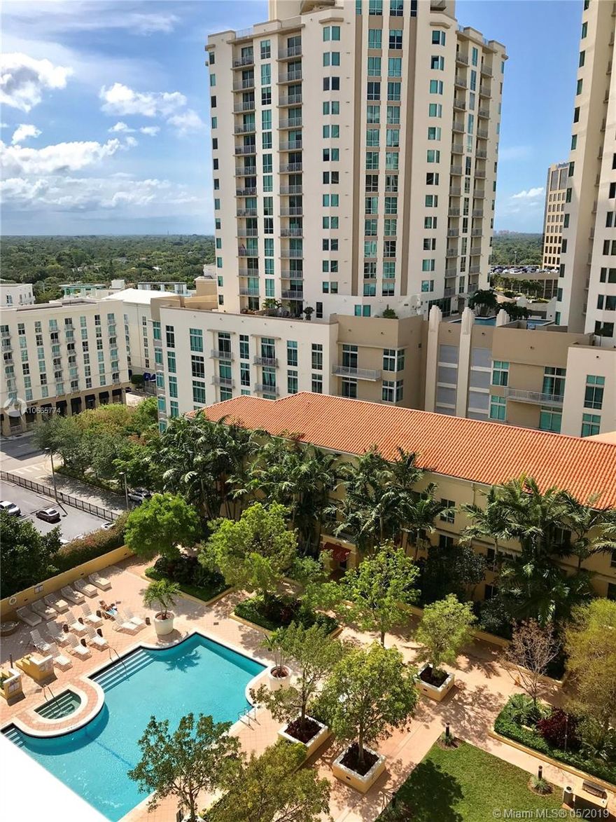 Beautiful unit with espectacular views from bedroom and balcony in the Downtown Dadeland area. Excellent amenities, heated swimming pool, clubhouse, fitness center, concierge services and much more. Across from  Dadeland mall. Restaurants, shops and metro rail station in your foots steeps. Highway entry point to facilitate your commute. Only minutes from UM.
