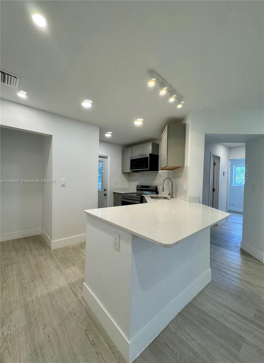 TOWN OF MODELO (DANIA) B- - Residential Lease