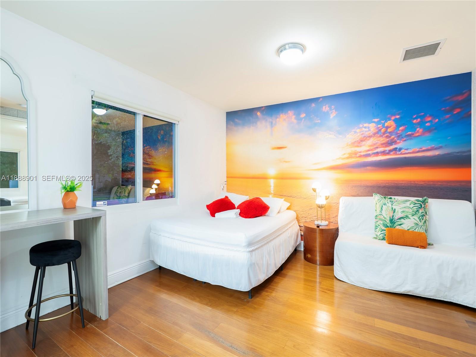 NORTH HOLLYWOOD - Residential