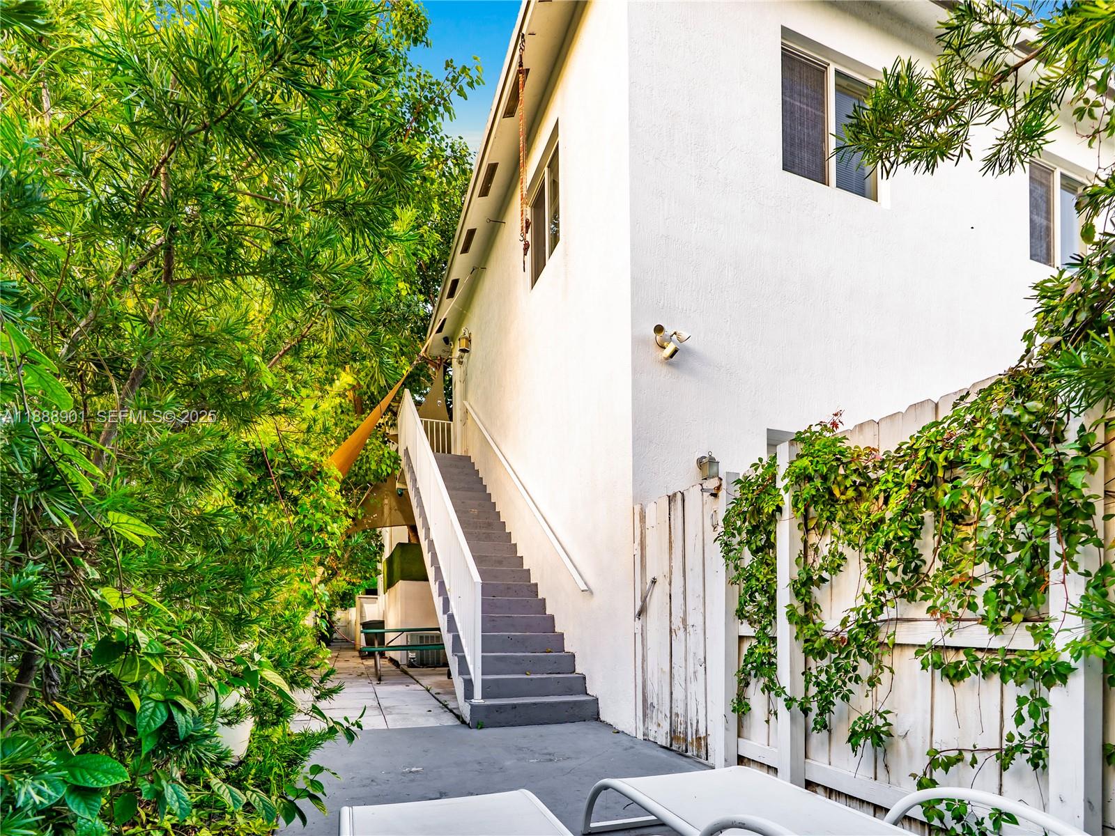 NORTH HOLLYWOOD - Residential