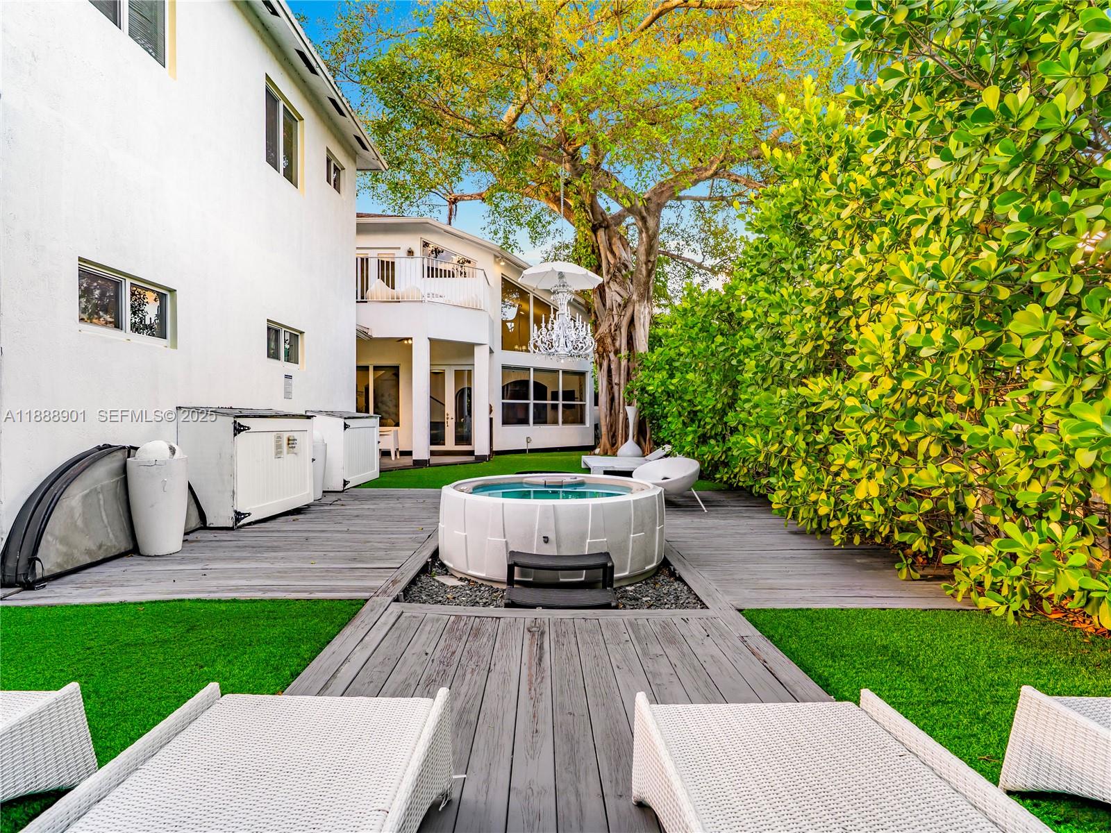 NORTH HOLLYWOOD - Residential