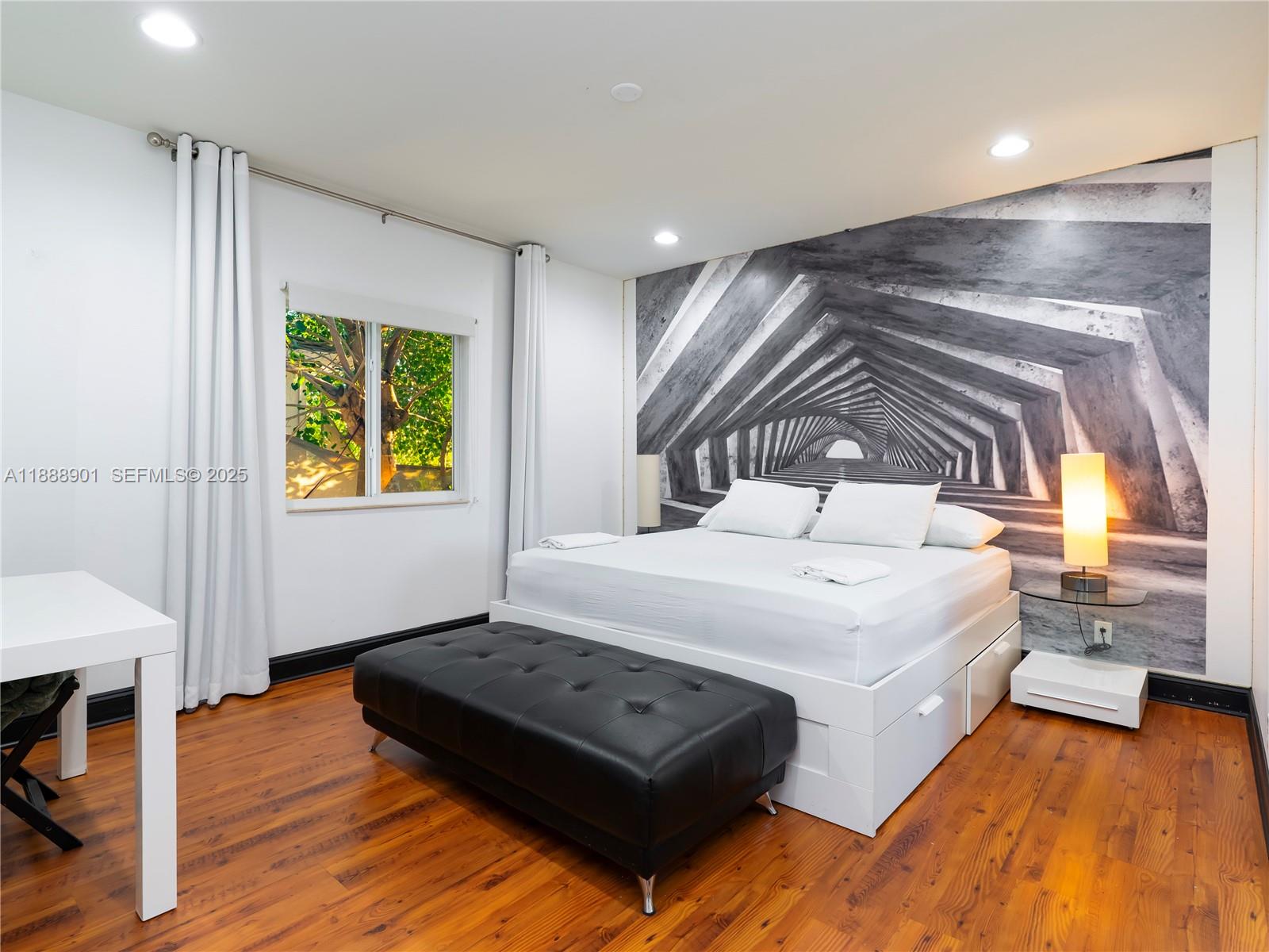 NORTH HOLLYWOOD - Residential