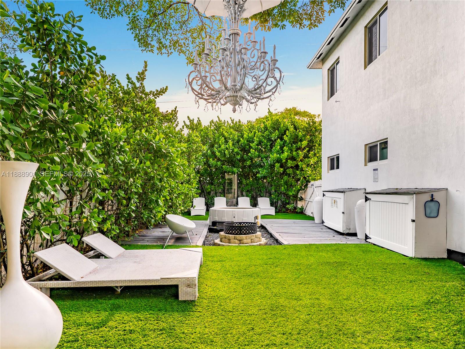 NORTH HOLLYWOOD - Residential