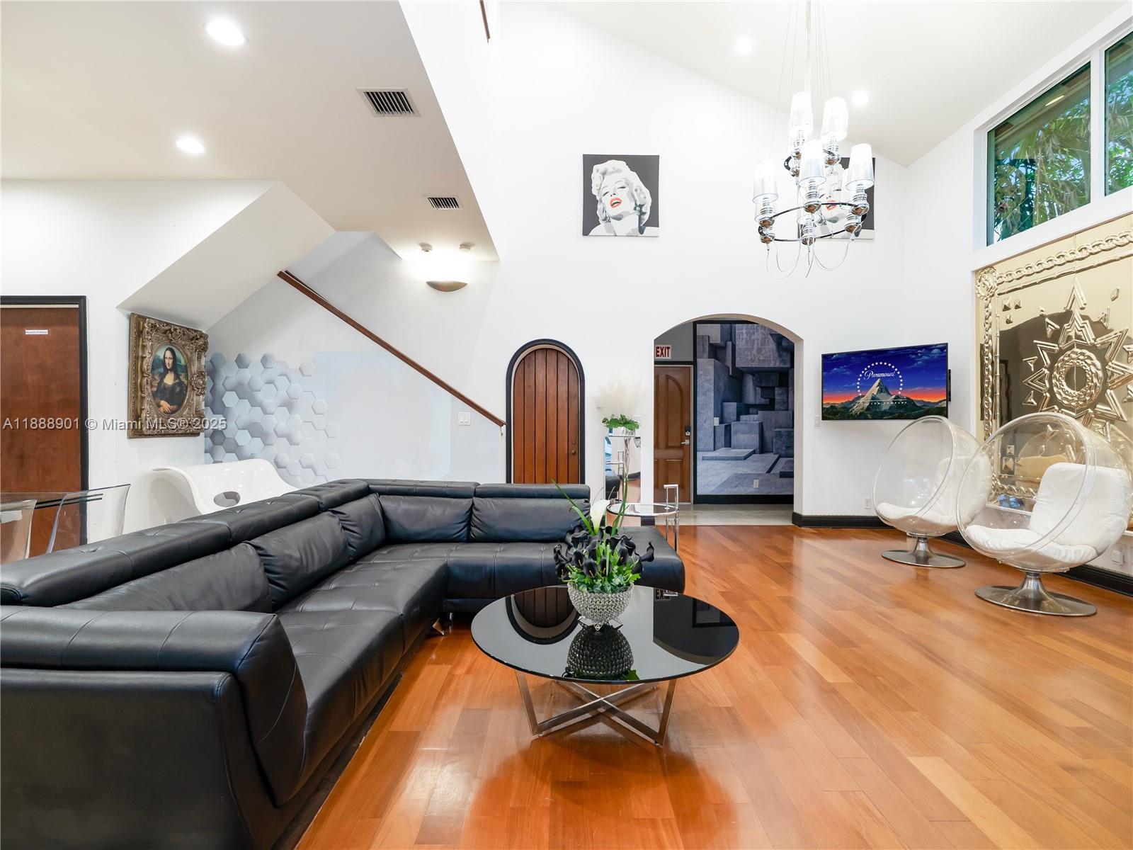 NORTH HOLLYWOOD - Residential