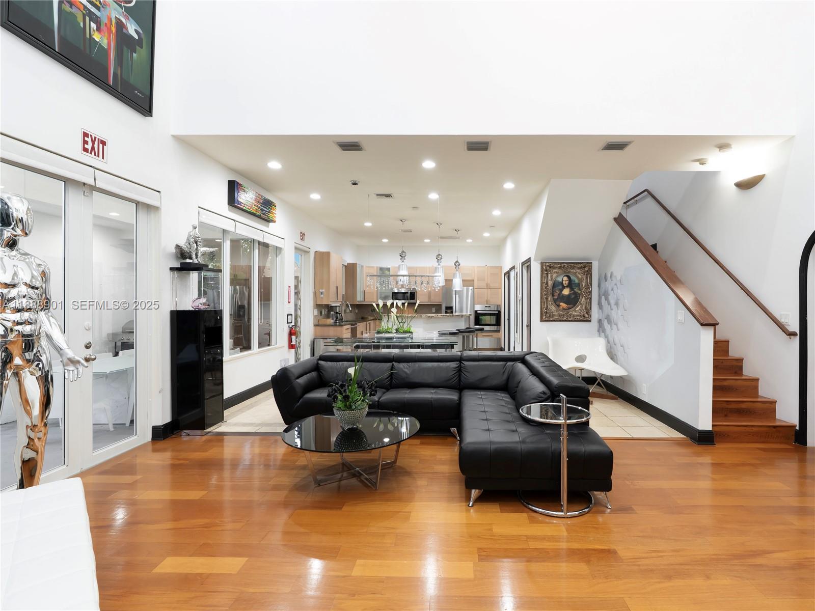 NORTH HOLLYWOOD - Residential