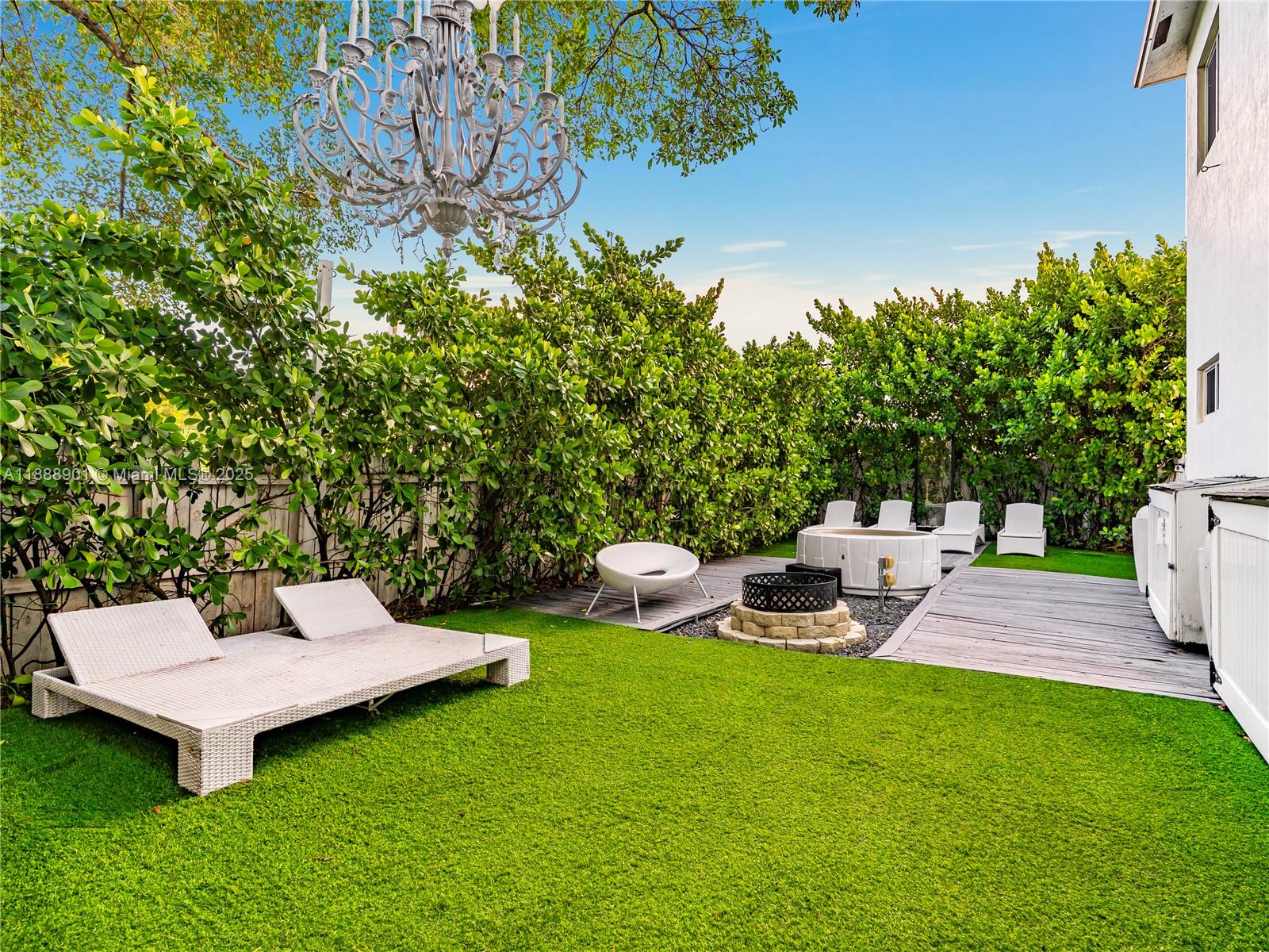 NORTH HOLLYWOOD - Residential