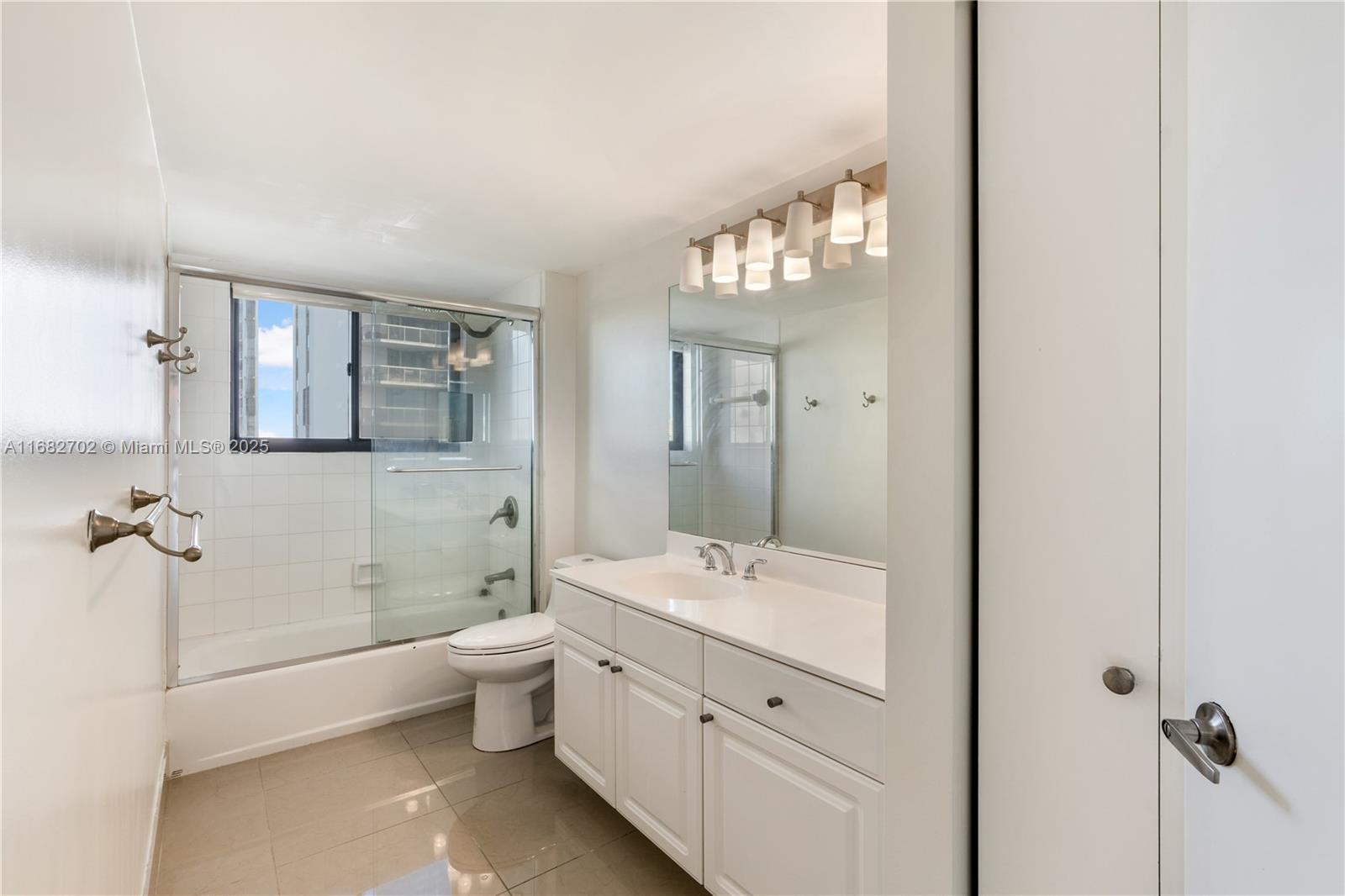 HARBOR TWS AT THE WATERWA - Residential