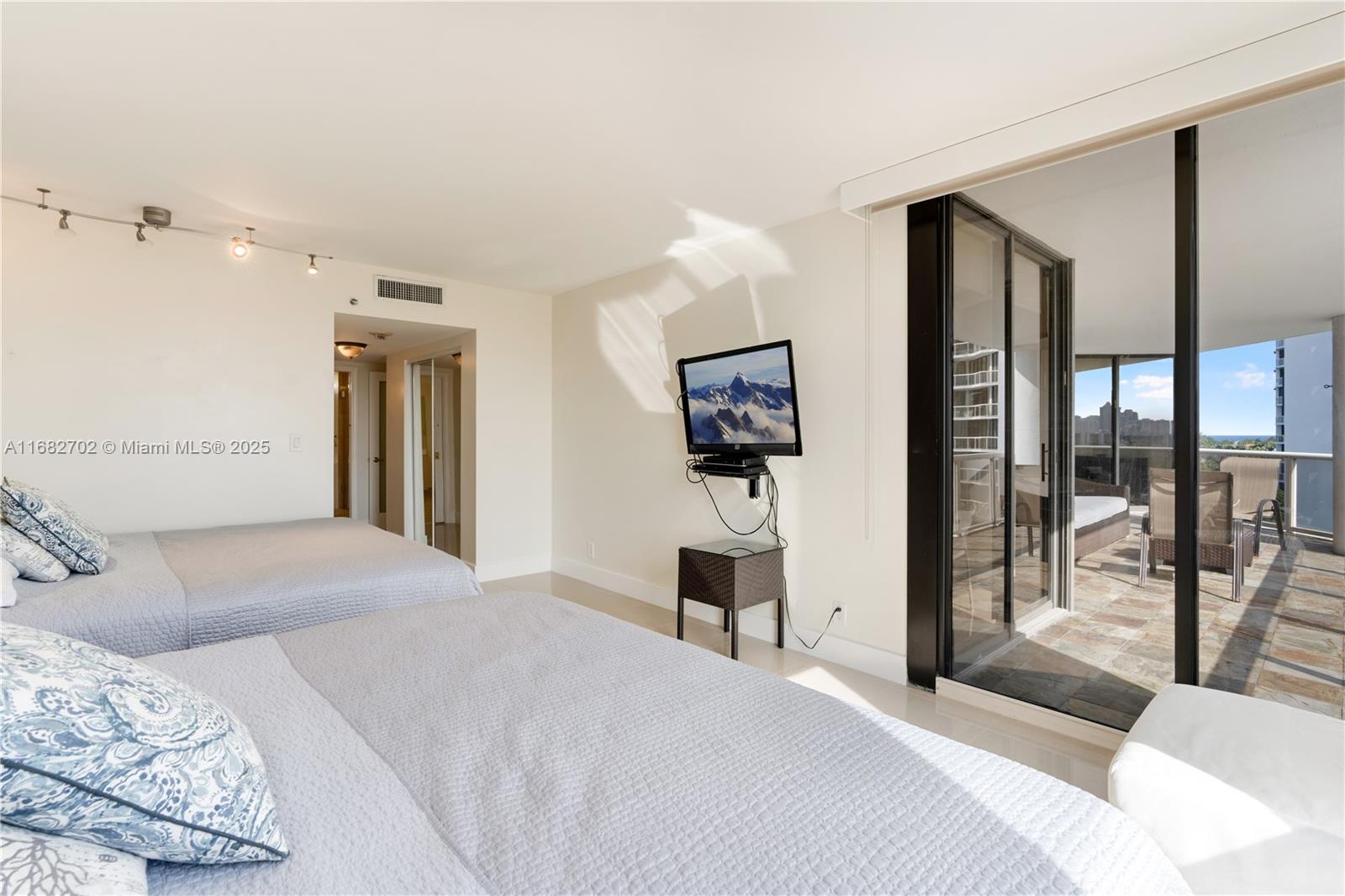 HARBOR TWS AT THE WATERWA - Residential