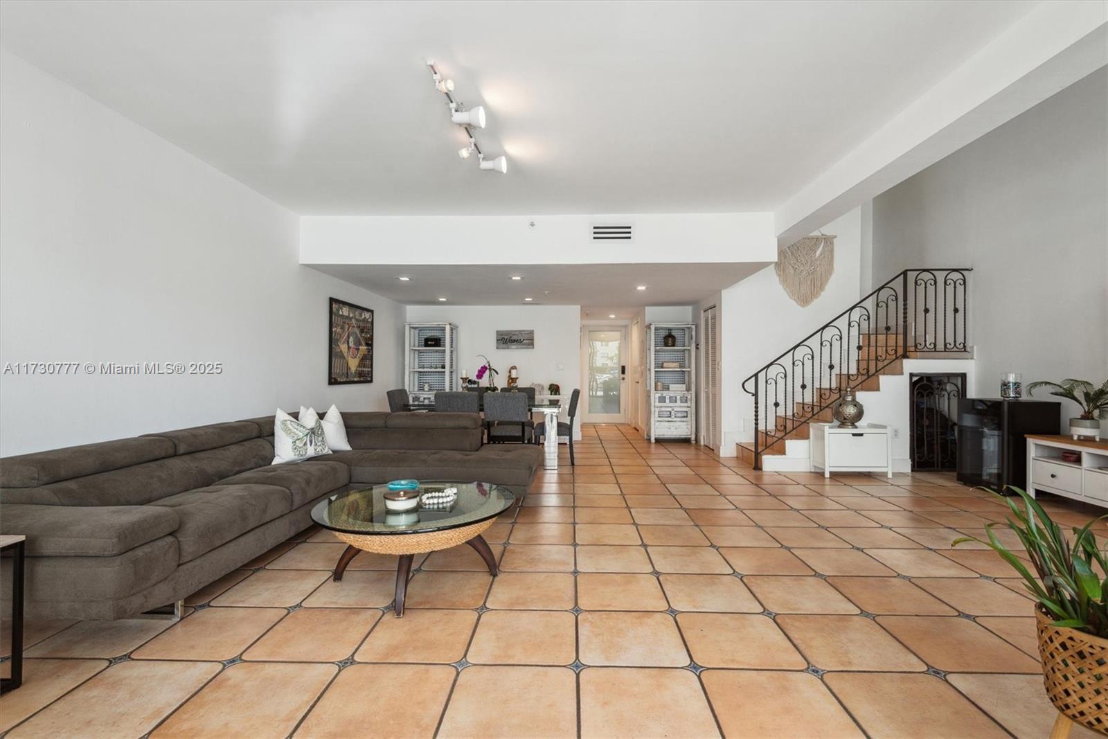 410 Poinciana Dr 1715
