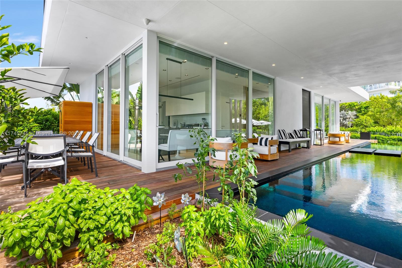 810 W 47th Ct - The Ritz Carlton Miami Beach