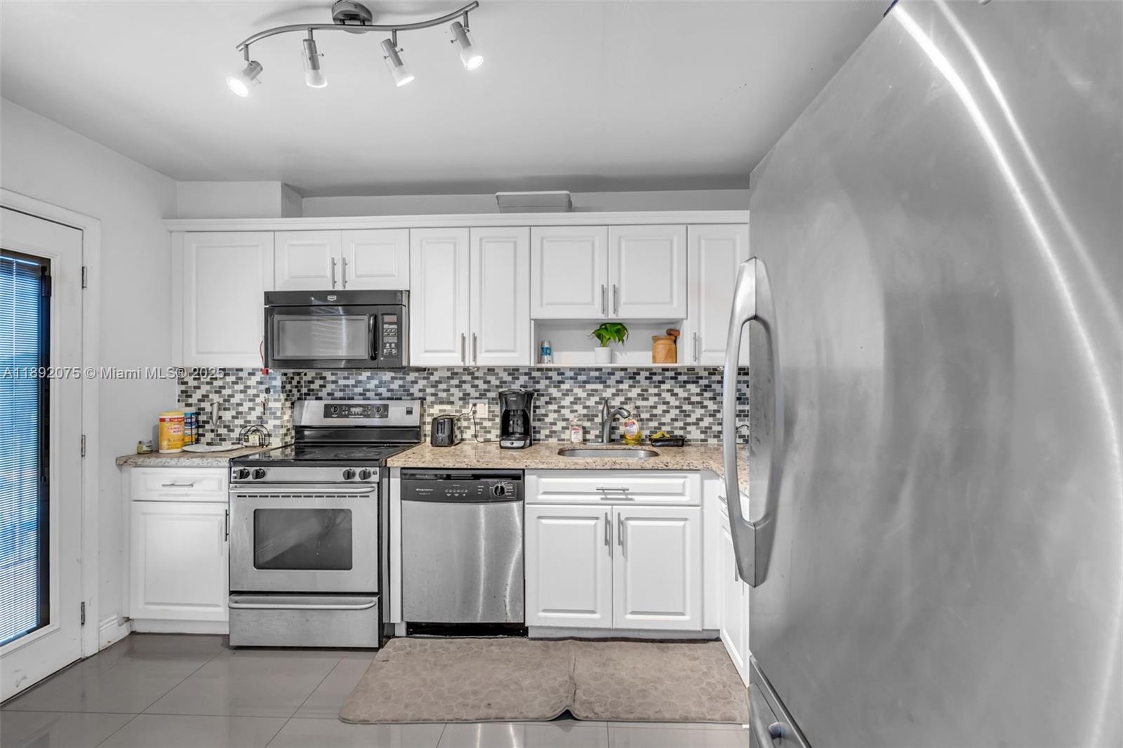 INVERRARY COUNTRY CLUB - Residential Lease