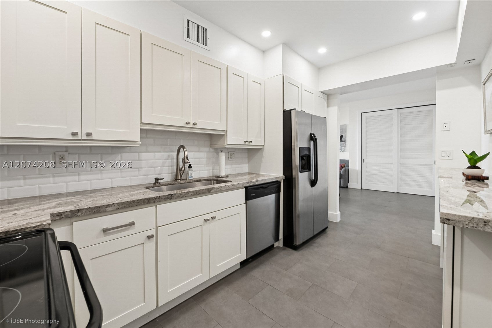 90 Edgewater Dr PH11