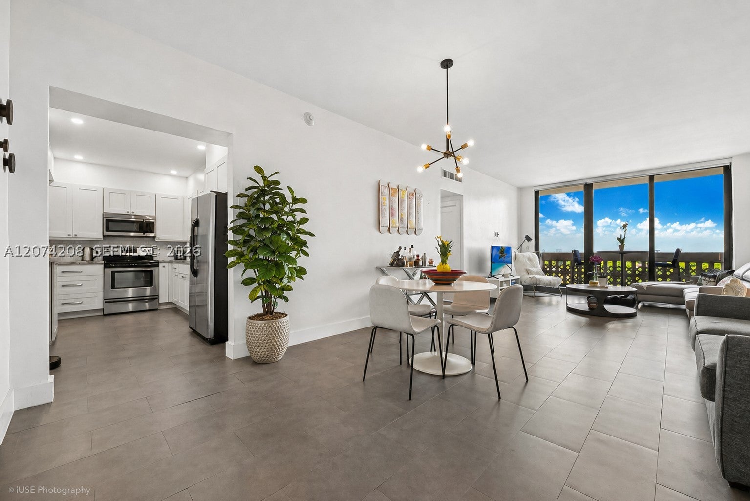 90 Edgewater Dr