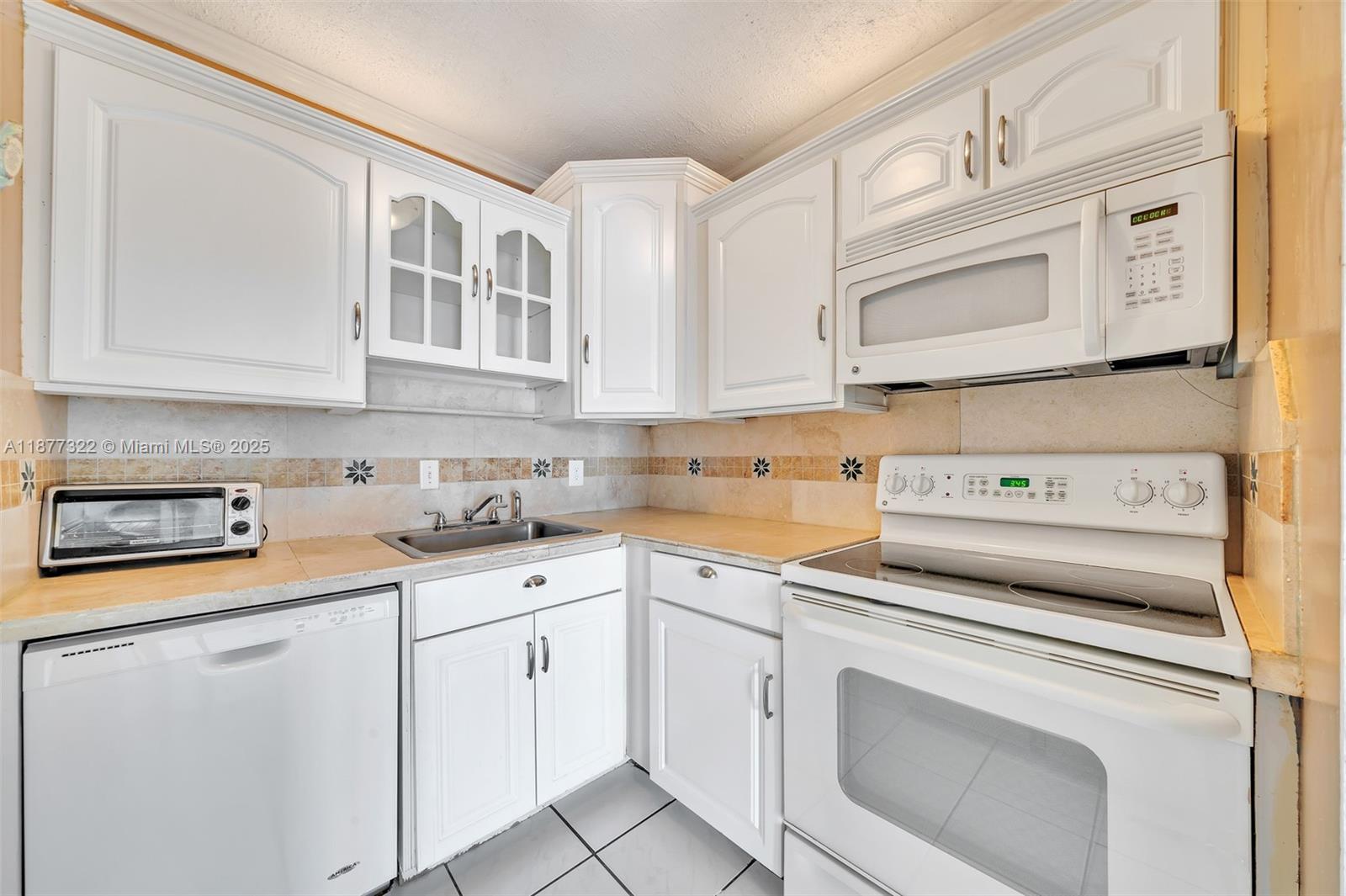 CANADIAN OCEAN BREEZE CON - Residential Lease