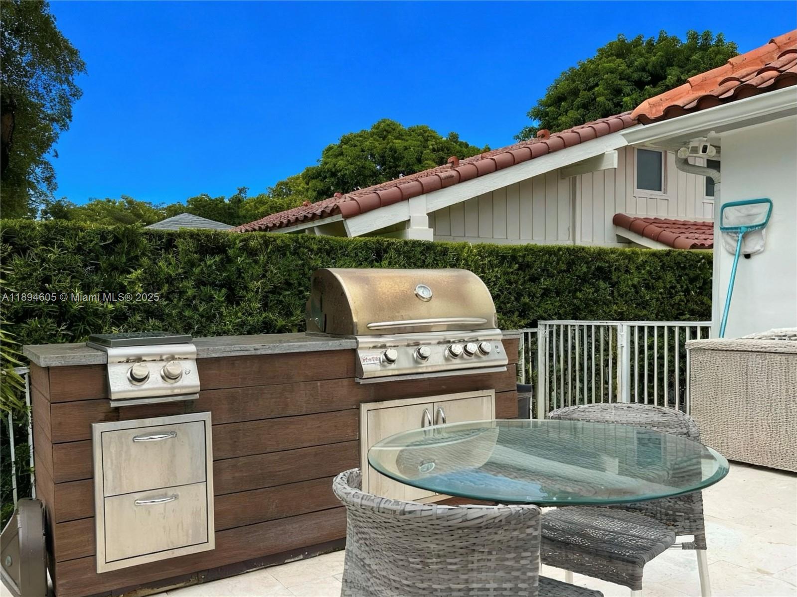 DORAL ESTATES - Residential Lease