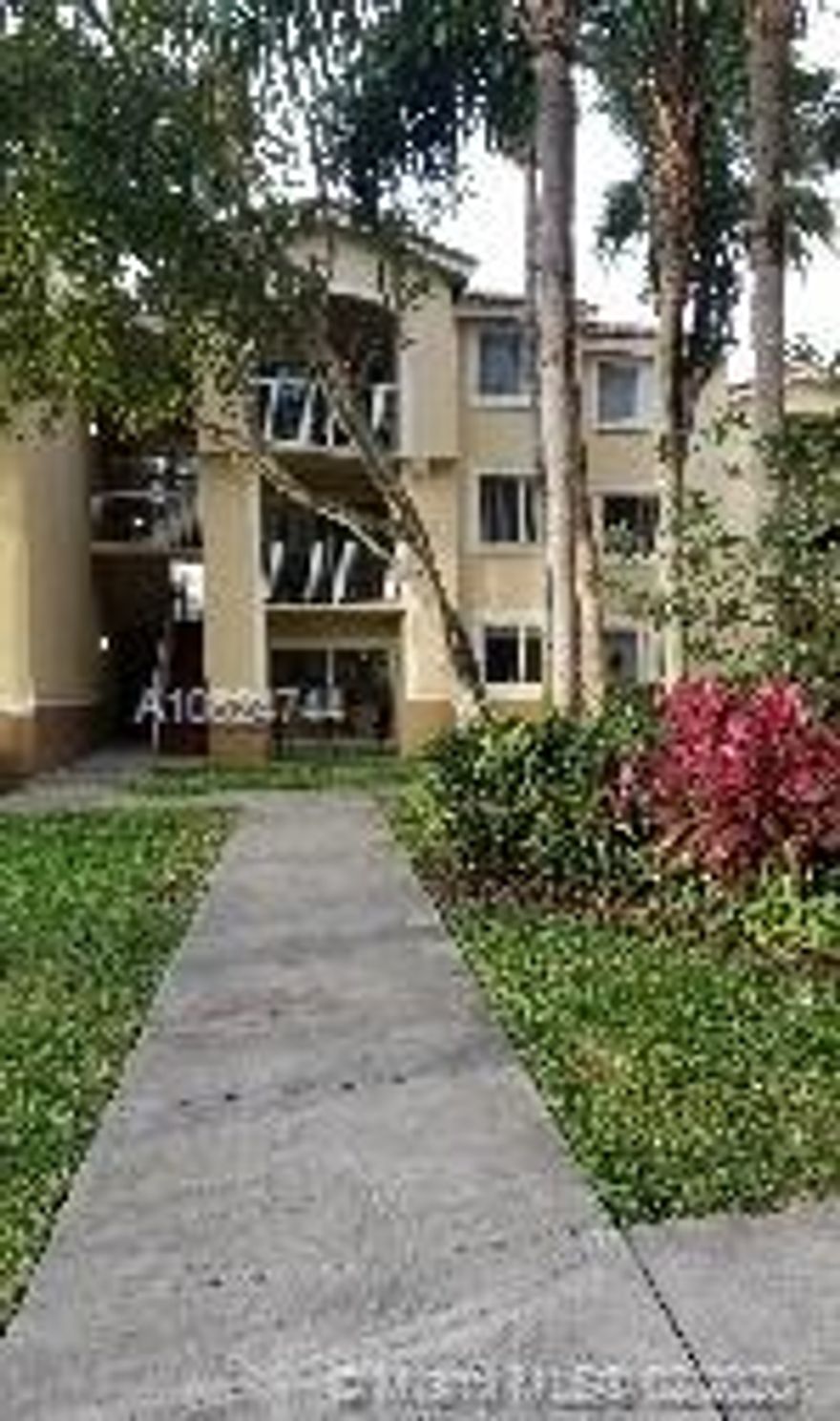 Ideal first home or excellent investment found in the 1/1 condo in the heart of Davie.  Close to Nova University and FAU, shopping, restaurants and major roadways.   Low monthly maintenance, great amenities.