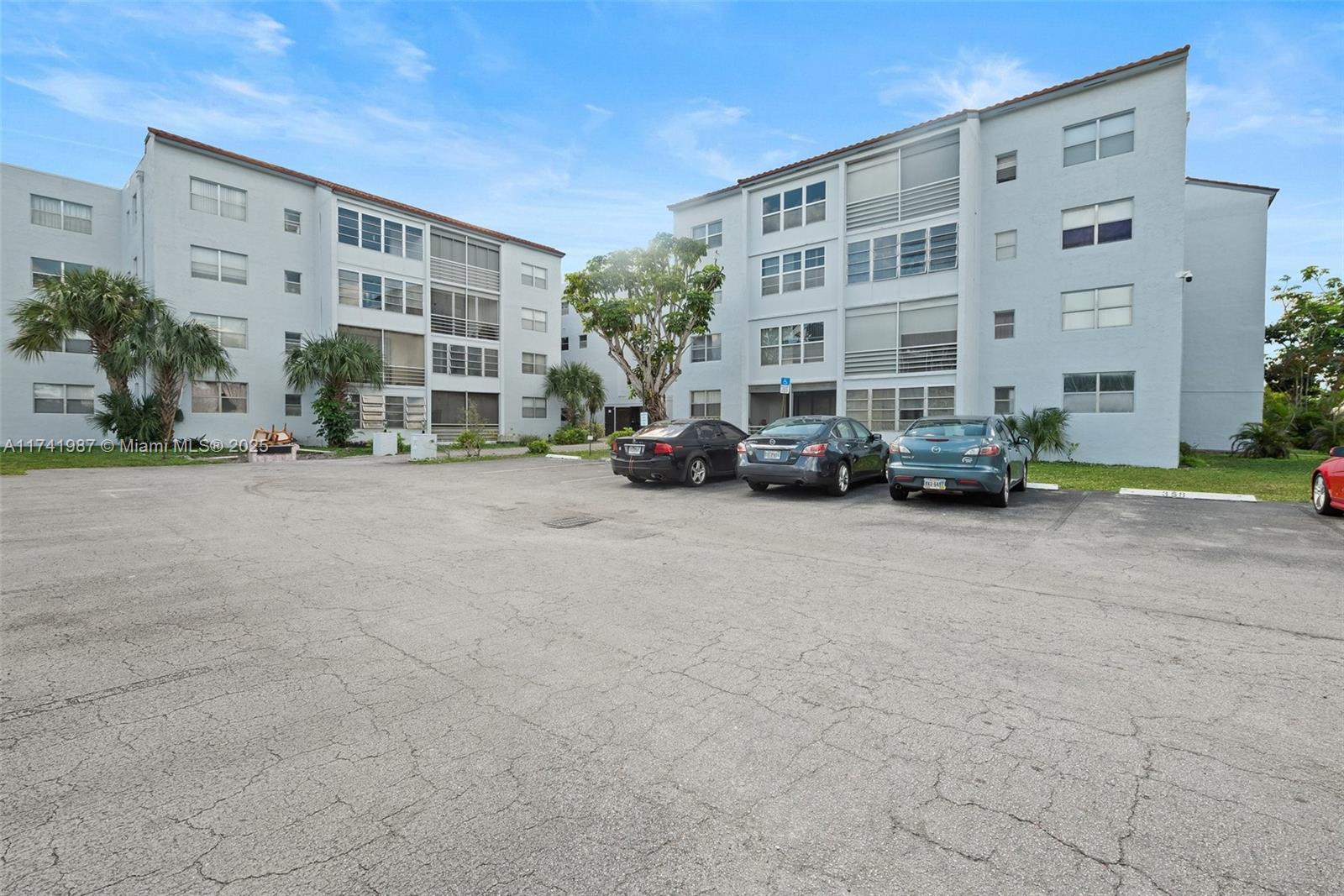 Rental Property at 2850 Somerset Dr 209L, Lauderdale Lakes, Broward County, Florida - Bedrooms: 2 
Bathrooms: 2  - $1,500 MO.