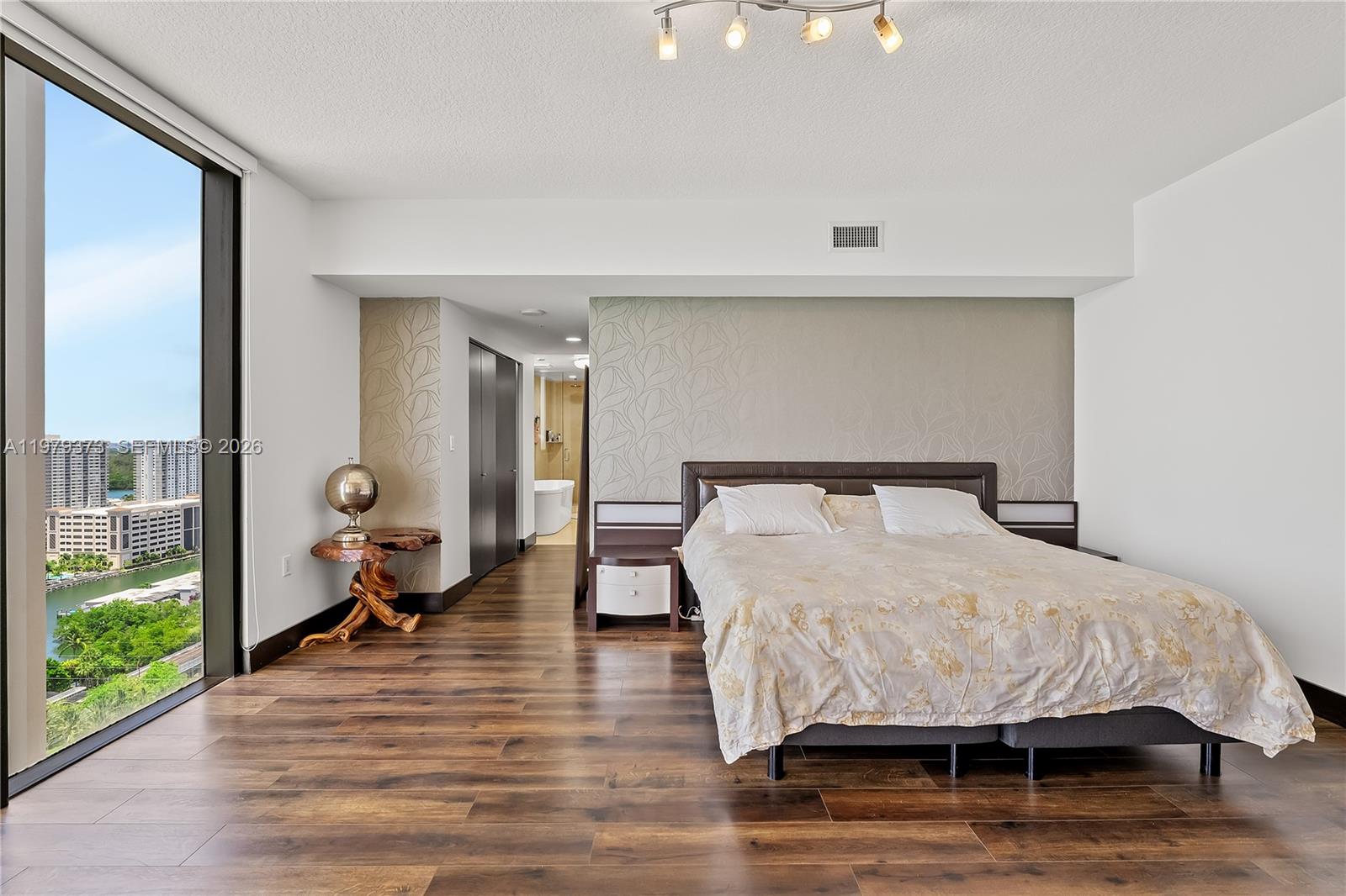 SAYAN CONDO - Residential