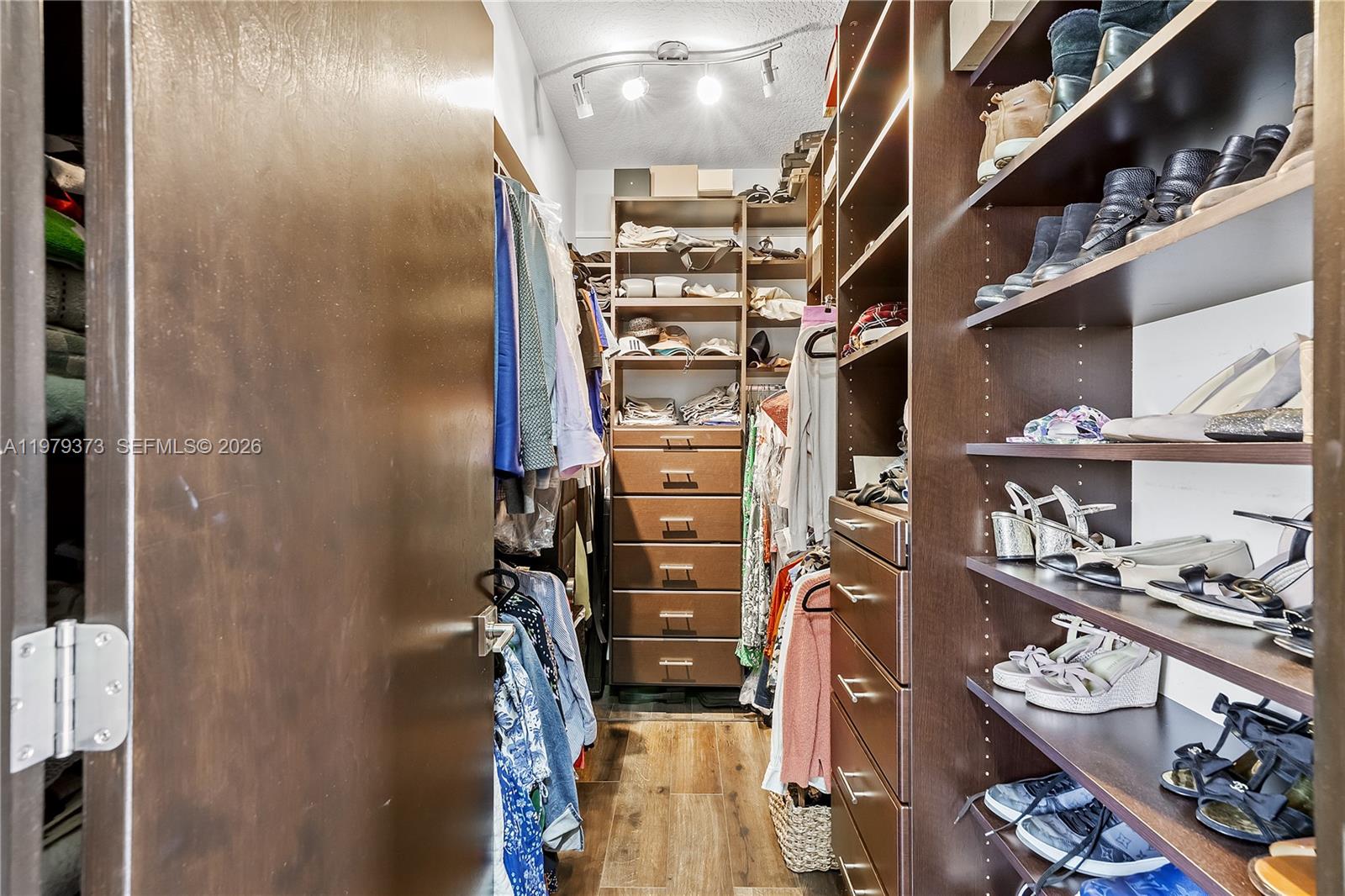 SAYAN CONDO - Residential