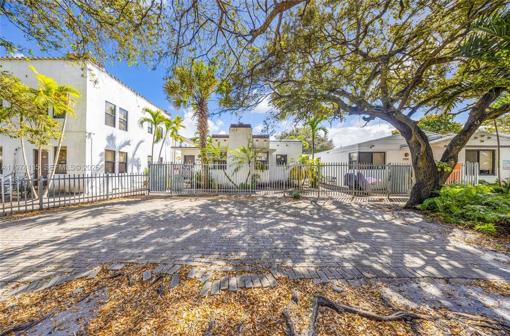 Photo of 2000 Monroe St #1-15, Hollywood, FL 33020 (MLS # A11974135)