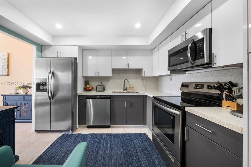 This is a Amazing Penthouse View, Turn Key 1Bedbroom and 1/2 Bathroom. New Kitchen ,New Appliances, and Shutters already installed. Huge Walk In Closet This will not last , THIS IS A MUST SEE The building is in the heart of Aventura, 
TEXT AGENT FOR MORE INFO