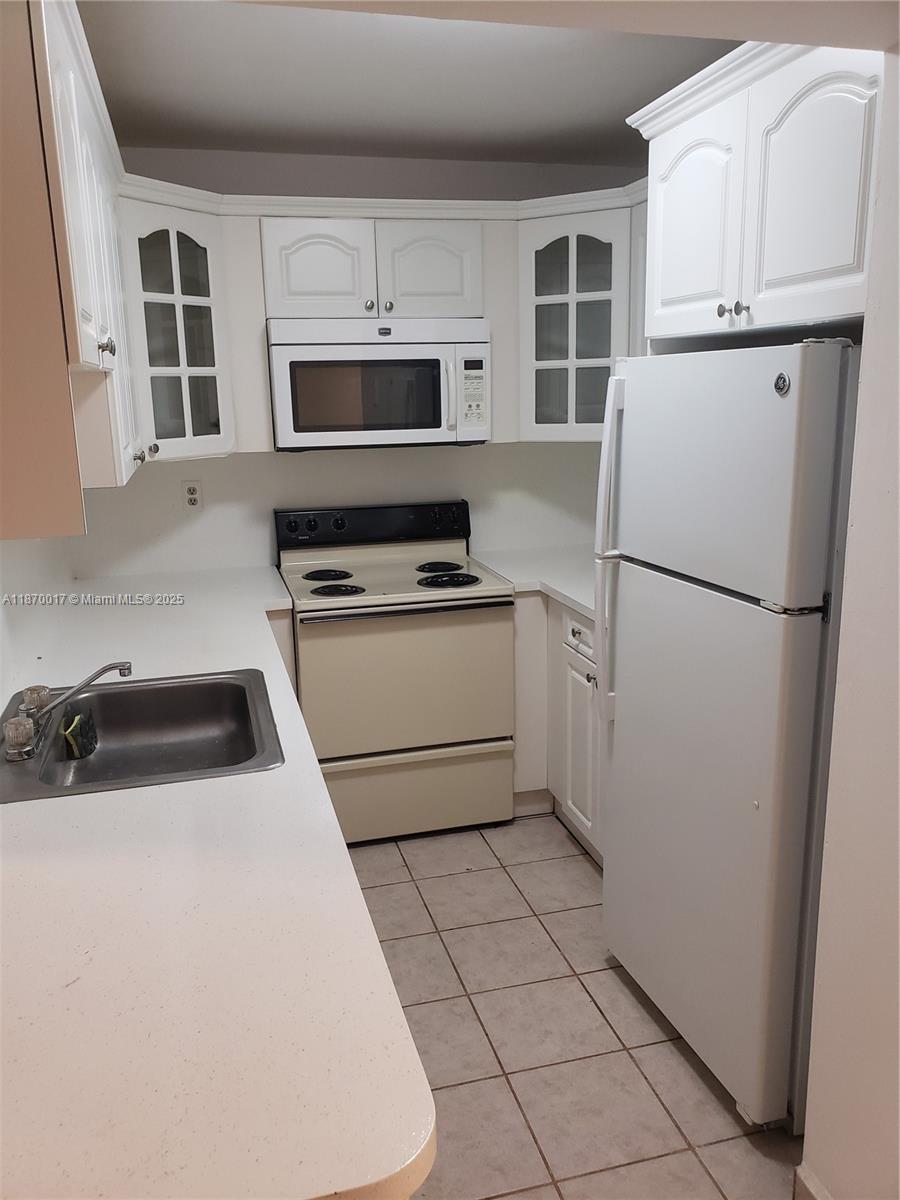 Spacious 2/2 located in Fontainebleau area. First floor unit with screened in patio. Centrally located, available now!
